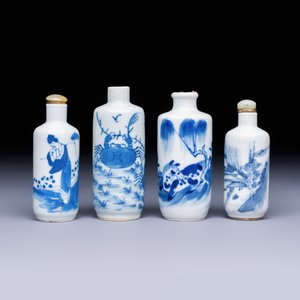 Four Chinese blue and white snuff bottles — photo 2