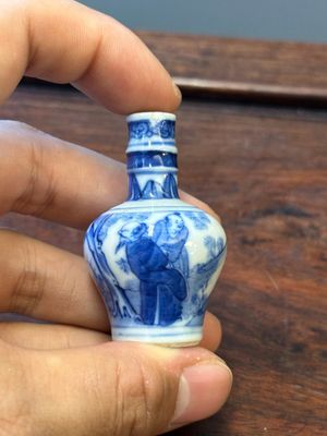 Four Chinese blue and white vases and a box with cover, all marked, 18/19th C. — 照片 11