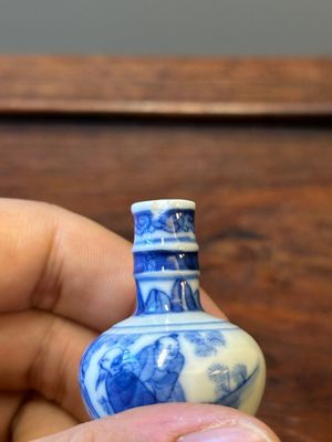Four Chinese blue and white vases and a box with cover, all marked, 18/19th C. — 照片 15