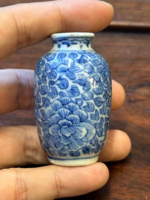 Four Chinese blue and white vases and a box with cover, all marked, 18/19th C. — 照片 17