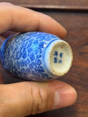 Four Chinese blue and white vases and a box with cover, all marked, 18/19th C. — 照片 22