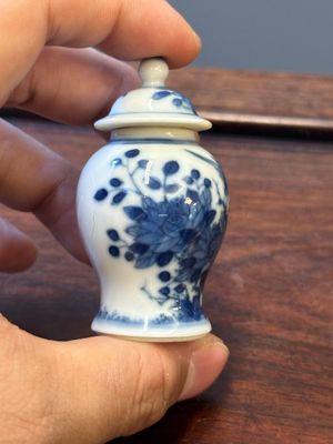 Four Chinese blue and white vases and a box with cover, all marked, 18/19th C. — 照片 24