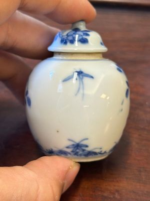 Four Chinese blue and white vases and a box with cover, all marked, 18/19th C. — 照片 34