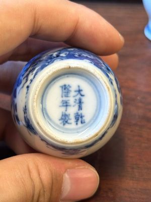 Four Chinese blue and white vases and a box with cover, all marked, 18/19th C. — 照片 39