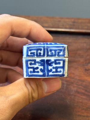 Four Chinese blue and white vases and a box with cover, all marked, 18/19th C. — 照片 4