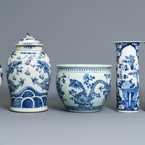 Four Chinese blue and white vases and a jardinière, 19th C. — photo 1