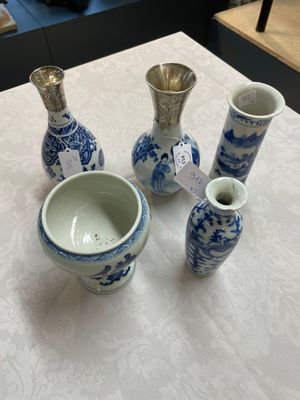 Four Chinese blue and white vases and a stem cup, Kangxi and later — photo 1