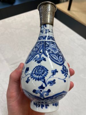 Four Chinese blue and white vases and a stem cup, Kangxi and later — photo 11