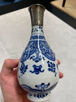 Four Chinese blue and white vases and a stem cup, Kangxi and later — photo 12