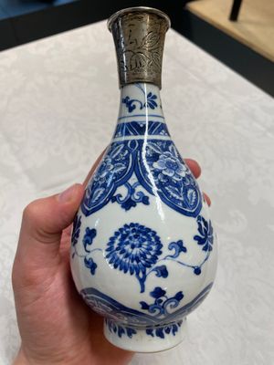 Four Chinese blue and white vases and a stem cup, Kangxi and later — photo 13