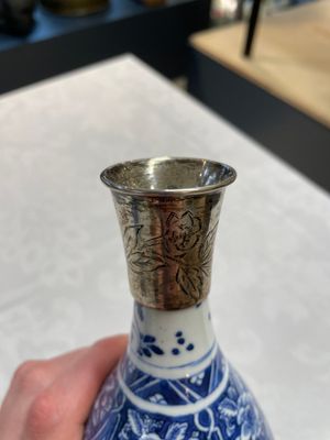 Four Chinese blue and white vases and a stem cup, Kangxi and later — photo 15