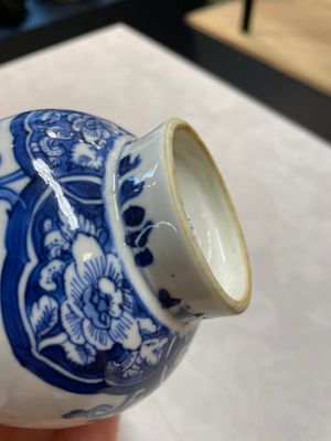 Four Chinese blue and white vases and a stem cup, Kangxi and later — photo 18