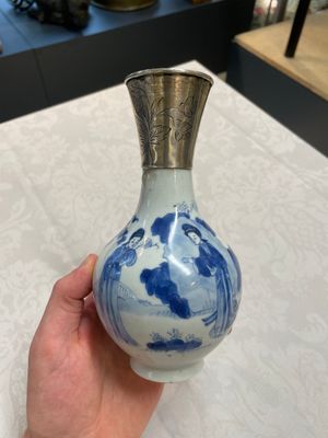Four Chinese blue and white vases and a stem cup, Kangxi and later — photo 2