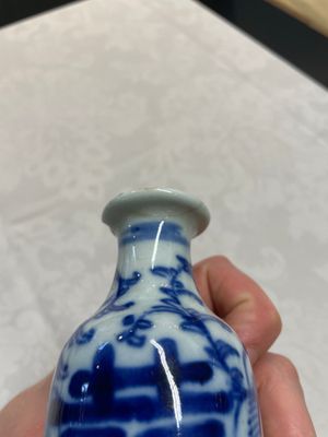Four Chinese blue and white vases and a stem cup, Kangxi and later — photo 23