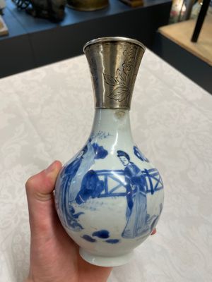 Four Chinese blue and white vases and a stem cup, Kangxi and later — photo 3