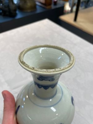 Four Chinese blue and white vases and a stem cup, Kangxi and later — photo 37