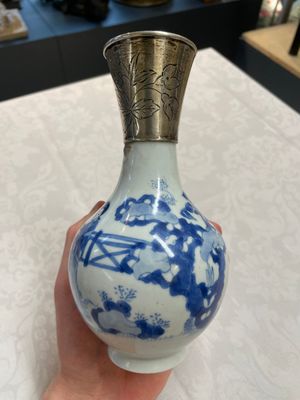 Four Chinese blue and white vases and a stem cup, Kangxi and later — photo 4