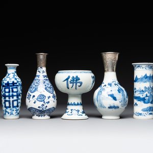 Four Chinese blue and white vases and a stem cup, Kangxi and later — photo 1