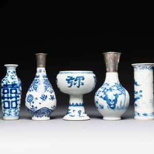 Four Chinese blue and white vases and a stem cup, Kangxi and later — photo 2
