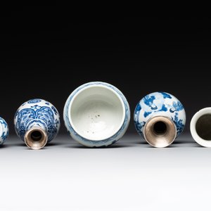 Four Chinese blue and white vases and a stem cup, Kangxi and later — photo 3