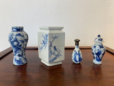 Four Chinese blue and white vases, Kangxi and later — 照片 1