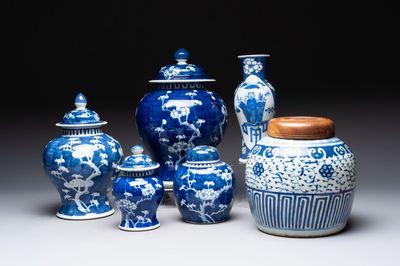 Four Chinese blue and white vases, three with cover, and two covered jars, 19th C.