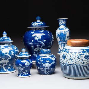 Four Chinese blue and white vases, three with cover, and two covered jars, 19th C. — foto 1