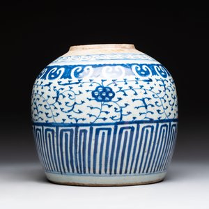 Four Chinese blue and white vases, three with cover, and two covered jars, 19th C. — foto 11