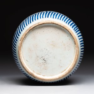 Four Chinese blue and white vases, three with cover, and two covered jars, 19th C. — foto 13