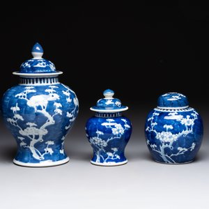 Four Chinese blue and white vases, three with cover, and two covered jars, 19th C. — foto 16