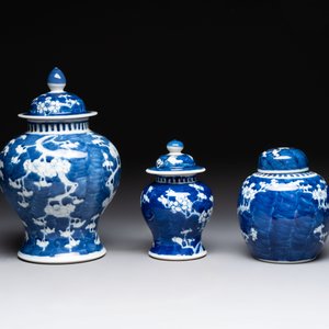 Four Chinese blue and white vases, three with cover, and two covered jars, 19th C. — foto 17