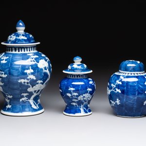 Four Chinese blue and white vases, three with cover, and two covered jars, 19th C. — foto 19