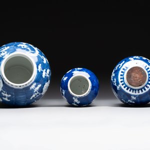 Four Chinese blue and white vases, three with cover, and two covered jars, 19th C. — foto 20