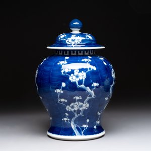 Four Chinese blue and white vases, three with cover, and two covered jars, 19th C. — foto 2