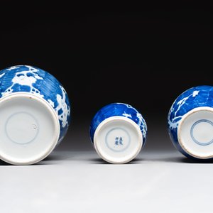 Four Chinese blue and white vases, three with cover, and two covered jars, 19th C. — foto 21