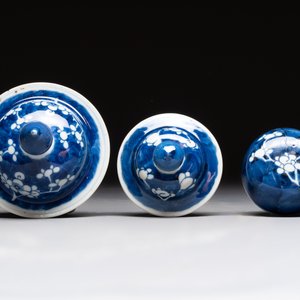Four Chinese blue and white vases, three with cover, and two covered jars, 19th C. — foto 22