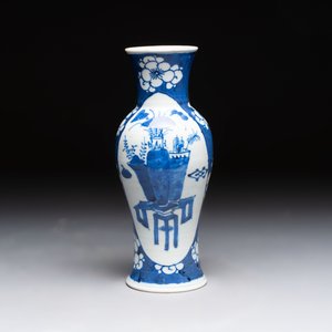 Four Chinese blue and white vases, three with cover, and two covered jars, 19th C. — foto 24