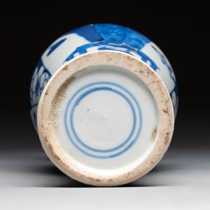 Four Chinese blue and white vases, three with cover, and two covered jars, 19th C. — foto 29