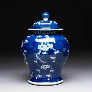 Four Chinese blue and white vases, three with cover, and two covered jars, 19th C. — foto 3