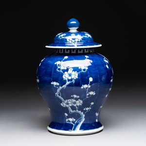 Four Chinese blue and white vases, three with cover, and two covered jars, 19th C. — foto 4