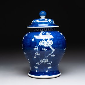 Four Chinese blue and white vases, three with cover, and two covered jars, 19th C. — foto 5
