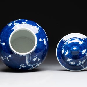 Four Chinese blue and white vases, three with cover, and two covered jars, 19th C. — foto 6