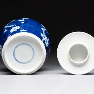 Four Chinese blue and white vases, three with cover, and two covered jars, 19th C. — foto 7