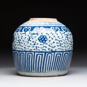 Four Chinese blue and white vases, three with cover, and two covered jars, 19th C. — foto 9