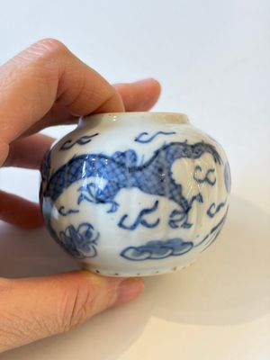 Four Chinese blue and white wares, and two iron-red-decorated wares, 19/20th C. — photo 13
