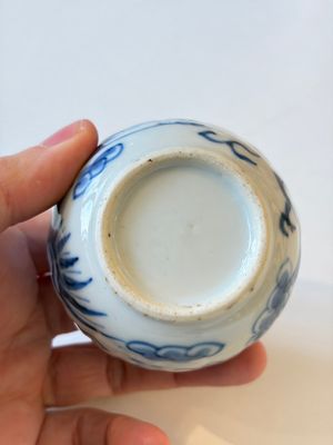 Four Chinese blue and white wares, and two iron-red-decorated wares, 19/20th C. — photo 17