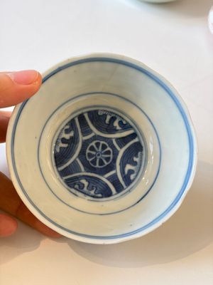 Four Chinese blue and white wares, and two iron-red-decorated wares, 19/20th C. — photo 35