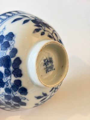 Four Chinese blue and white wares, and two iron-red-decorated wares, 19/20th C. — photo 39
