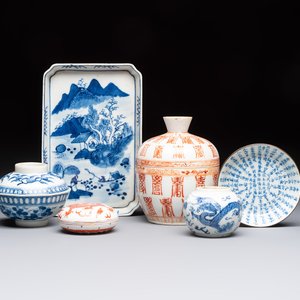 Four Chinese blue and white wares, and two iron-red-decorated wares, 19/20th C. — photo 1