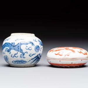 Four Chinese blue and white wares, and two iron-red-decorated wares, 19/20th C. — photo 5